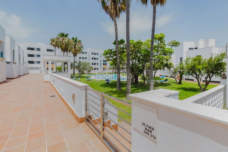 Foto b90e1532-af88-4d00-8226-7a4fc26fb11e. Casa aparellada a Almerimar Ejido (El)