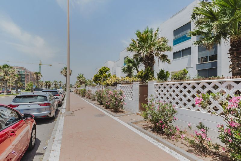 Foto e9eb00ec-b054-4a1d-9dc9-f439763d8d5e. Casa aparellada a Almerimar Ejido (El)
