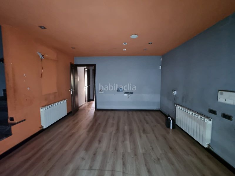 Foto ae00c30b-61af-4850-adab-c5dc22122ec8. Casa aparellada amb calefacció a Navarcles