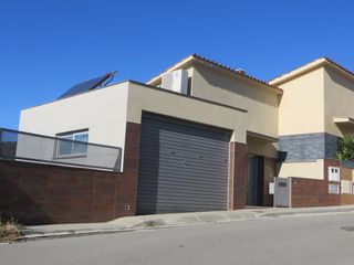 Casa aparellada  C/ les suredes. Solvia inmobiliaria  chalet adosado arenys de munt