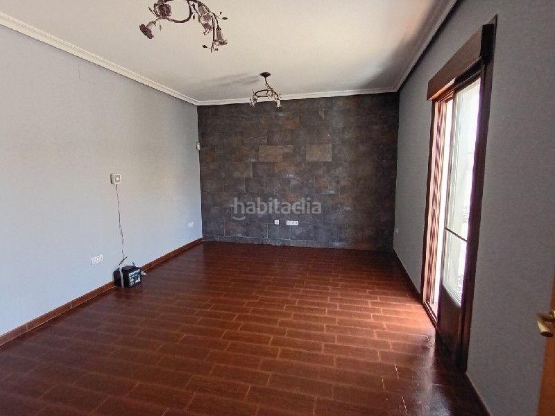Foto c127aa92-a62c-46cd-9c39-a84375bbfffd. Pis amb aparcament a Carolina (La)