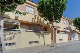 Casa aparellada a C/ Sierra Columbares