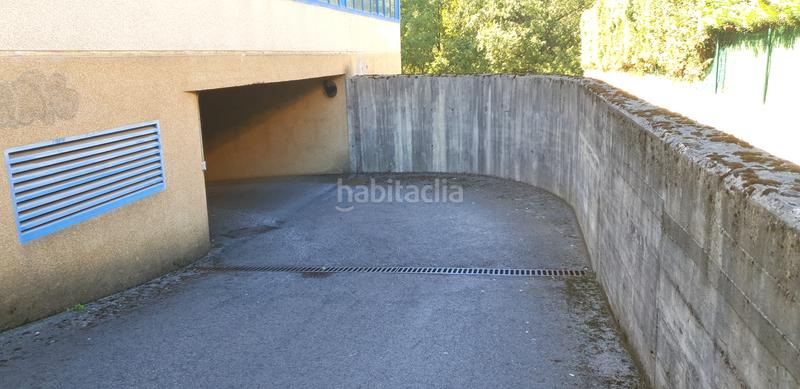 Foto c6f99eb9-86d6-4a90-8cd7-ccd003367a7d. Aparcament cotxe a Derio