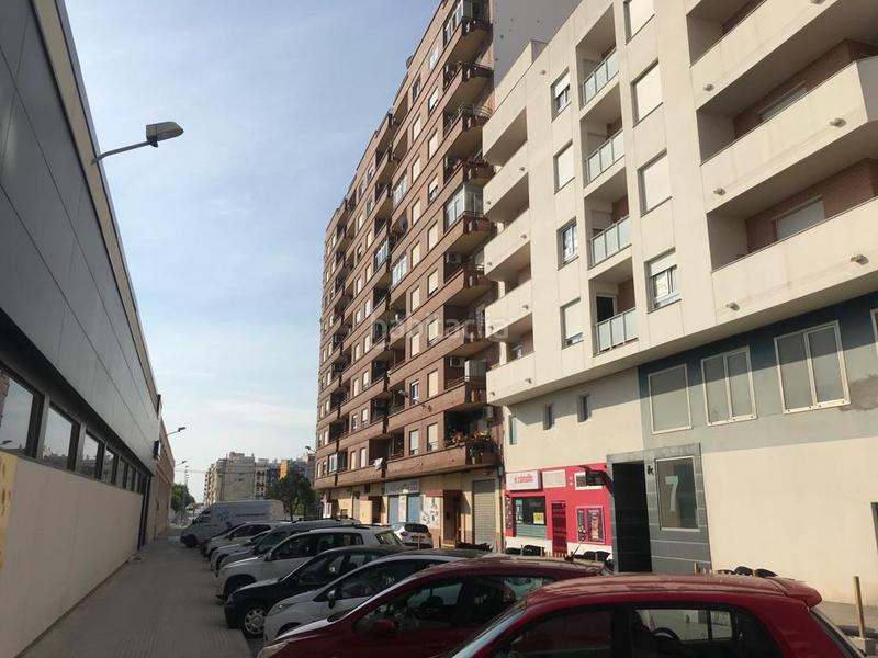 Foto 0fc62831-2f81-44a1-80dd-5bd15b5b645b. Car parking in Oliva pueblo Oliva