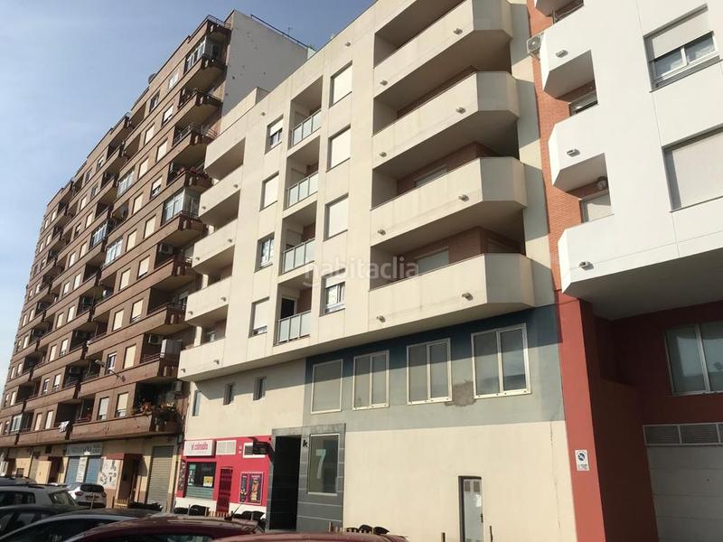 Foto 54027966-af0c-4783-9673-b74d14fc6371. Car parking in Oliva pueblo Oliva