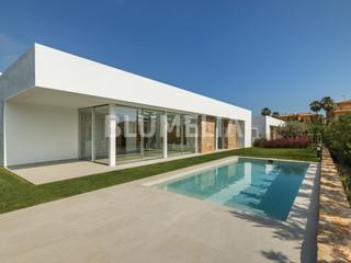 Casa  N/a. Moderna villa de obra nueva en venta a 200 metros de la playa de