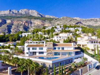 Chalet à Altea la Vella. Villa de lujo con 7 dormitorios y vistas al mar en venta en alte