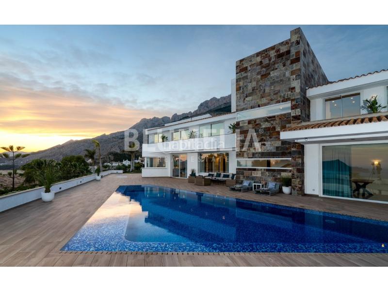 Foto 4141ec16-515b-48e5-8bd2-cf001a0076eb. Xalet amb calefacció aparcament piscina a Altea la vella Altea