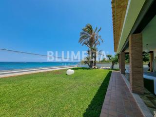 Casa  N/a. Villa de lujo con acceso directo a la playa en venta en denia