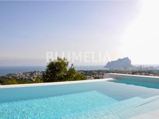 Haus in La Fustera. Villa de lujo con vistas panorámicas al mar en venta en la costa