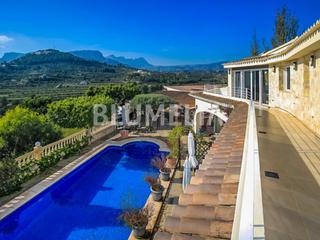 Casa a La Empedrola. Villa de estilo mediterráneo en venta en la empedrola, calpe