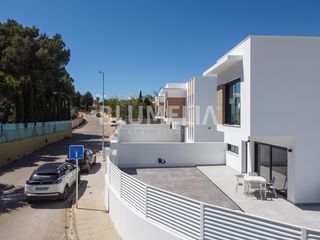 Casa a El Montgó. Moderna villa a estrenar en venta a 1 km del centro de dénia