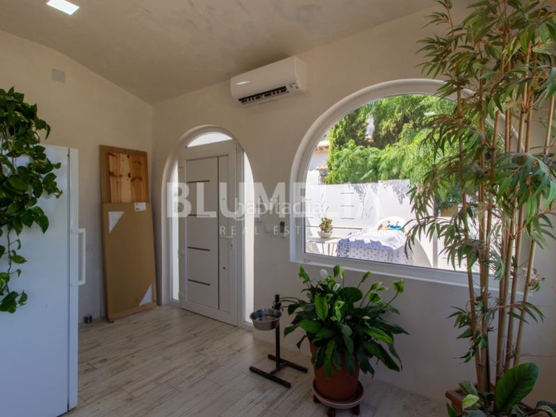 Foto f0effa88-47e7-4f0f-b1e9-a9cb3095ea2b. Casa amb calefacció aparcament piscina a El Montgó Dénia