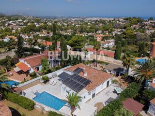 Casa  Calle pansa. Villa reformada con vistas al mar y piscina climatizada en dénia