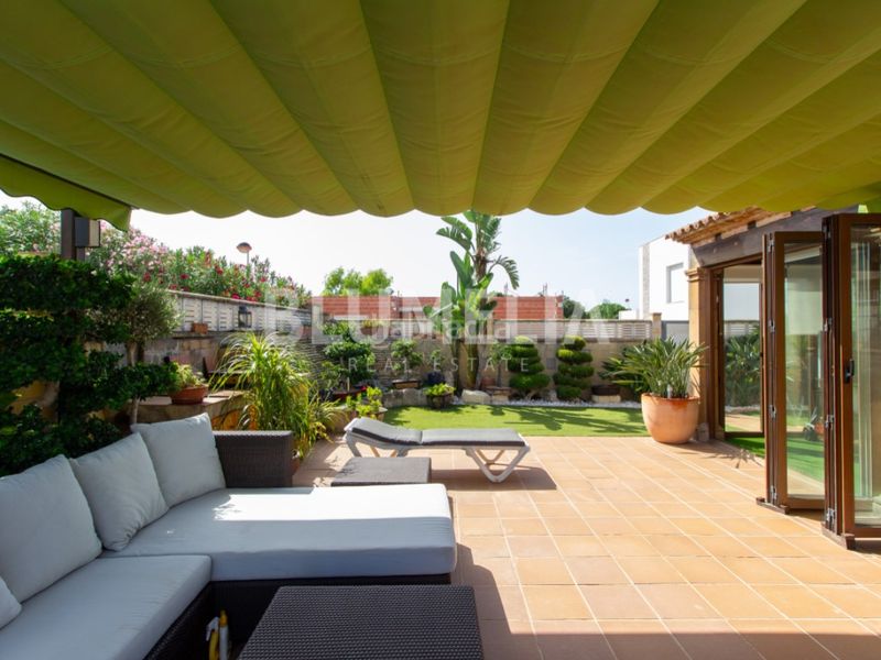 Foto 0e2c6765-e90d-4340-87fd-607c0495387d. Casa con parcheggio piscina in Poblets (els)