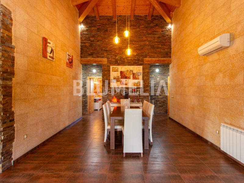 Foto 75741f72-c958-4dfe-b4a1-19068c2e5313. Casa con parcheggio piscina in Poblets (els)