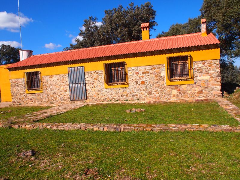 Foto aefc2a71-93a9-424c-b8ac-4cffe272c98e. Masia amb xemeneia piscina a Santa Olalla del Cala