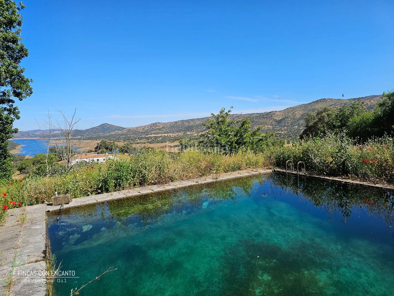 Foto cbed6fab-6d82-4f59-aaa5-d8eccd1f4d36. Masia amb xemeneia piscina a Cazalla de la Sierra