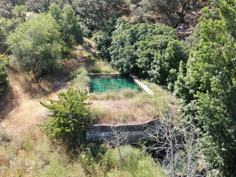 Foto e5a70e48-ab88-47a1-87ad-212c49777b16. Masia amb xemeneia piscina a Cazalla de la Sierra