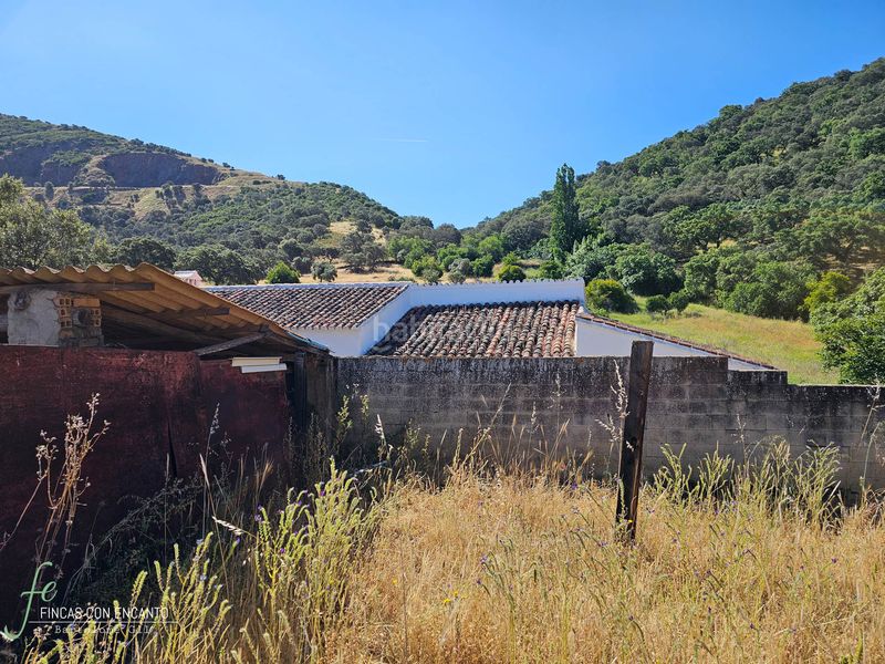 Foto f382f565-63be-441e-a5c9-61d74505fa1c. Masia amb xemeneia piscina a Cazalla de la Sierra