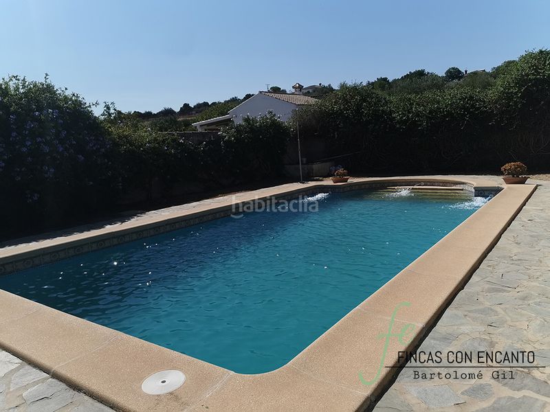 Foto bdeac6b2-7829-4a4d-8c40-81b999d1b5c7. Masia amb xemeneia aparcament piscina a Arcos de la Frontera