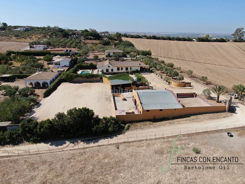 Foto c58e8218-2c25-4af6-ac5e-b982d1f004f8. Masia amb xemeneia aparcament piscina a Arcos de la Frontera