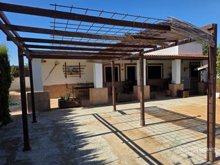 House in Oromana. Finca con dos viviendas y piscina en alcalá de guadaíra