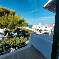 Appartement dans Avinguda llevant 13. Apartamento dplex con vistas al mar en cala blanca, menorca, a