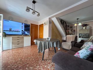 Casa  Calle azofairon. Casa en ibarburu dos hermanas 2 casas con entrada independiente