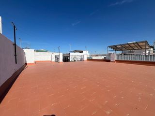 Casa a Avenida ramon y cajal 8. Casa con patio y azotea, 5 habitaciones, 3wc en avenida españa d