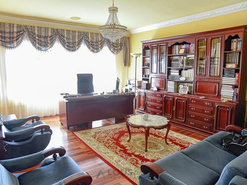 Foto a005dbee-5c8d-44c0-b854-c12a47661dd8. Casa amb aparcament a Outeiro de Rei