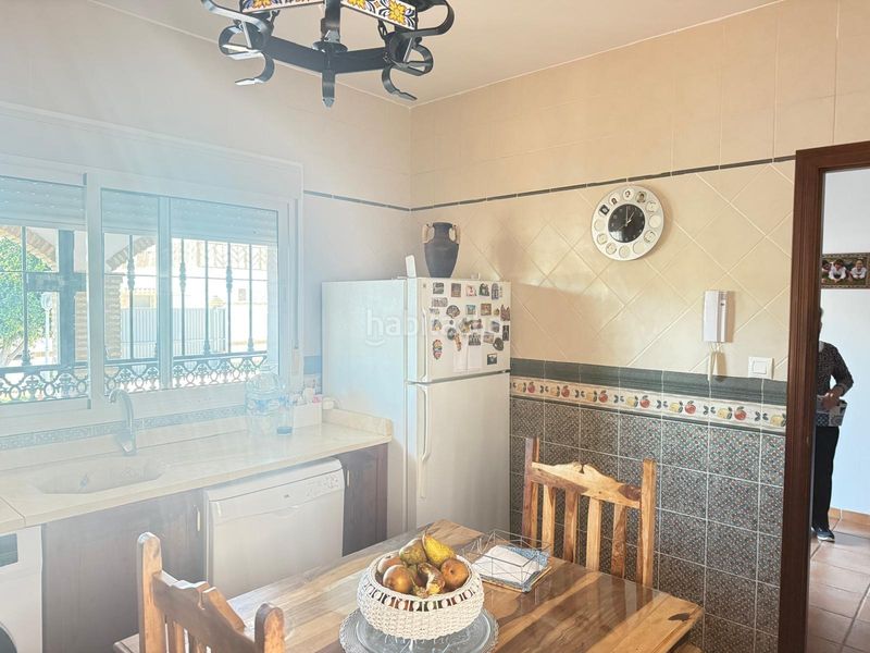 Foto b69b11f7-3fcb-471e-bb5f-1768621def21. Chalet venta de chalet urbano ctra. la barrosa en Chiclana de la Frontera