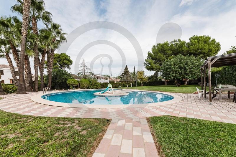 Foto 69b7a6cf-402a-4ba1-8c36-0e6e91336ebb. Casa adossada amb calefacció aparcament a Entrepinos Eliana (l´)