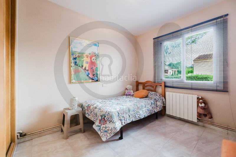 Foto 81ec1dd8-c130-4984-9d4b-65e50b18cb88. Casa adossada amb calefacció aparcament a Entrepinos Eliana (l´)