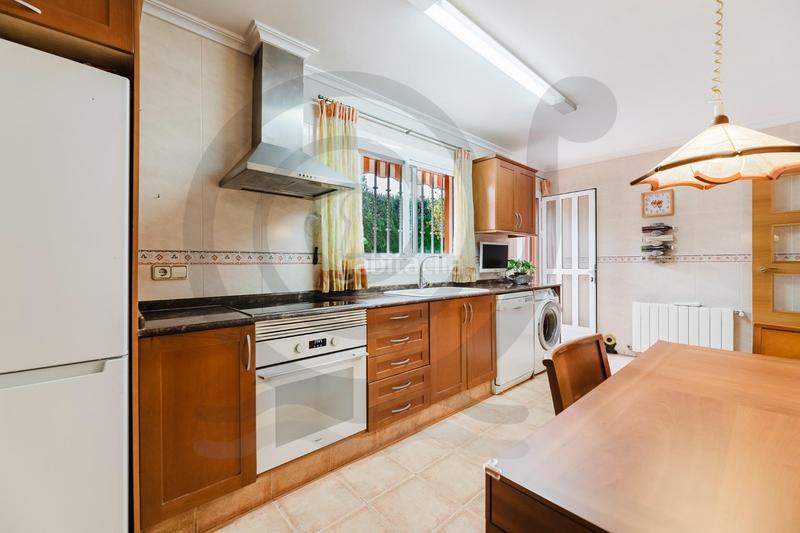 Foto 9c57623b-1f4a-4126-9eee-adeef852d667. Casa adossada amb calefacció aparcament a Entrepinos Eliana (l´)