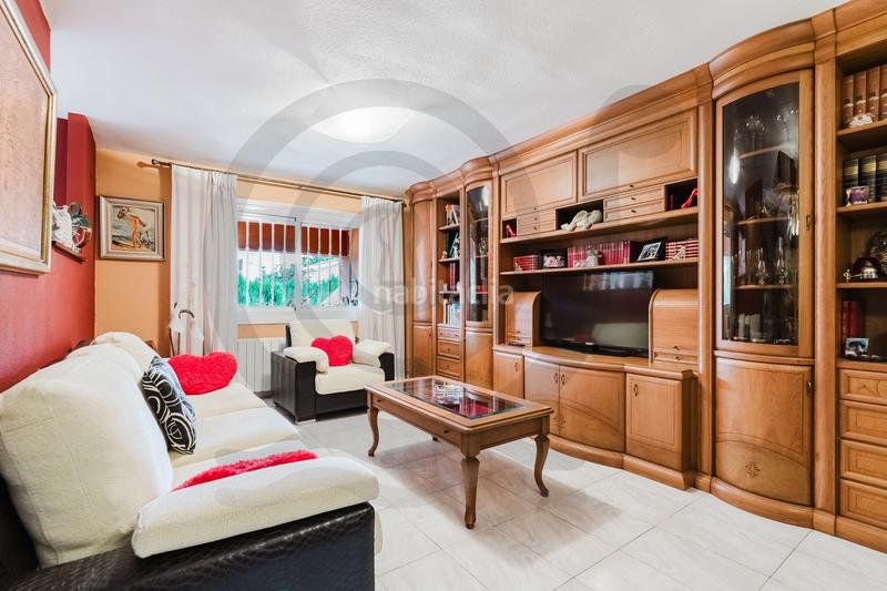 Foto c711c732-aaa8-4d94-9c4d-ccf0a8f949d4. Casa adossada amb calefacció aparcament a Entrepinos Eliana (l´)