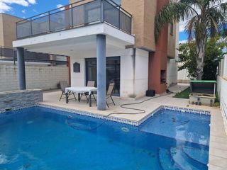 Casa aparellada a Núcleo Urbano. Maravisa, pobla de vallbona, con piscina privada y acceso a club