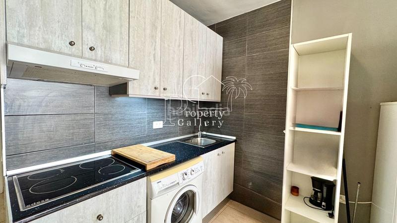 Foto 02b0fad0-15ac-457b-be06-51633d7bd515. Apartamento  en venta en Los Cristianos, tenerife urbanización cerrada con piscina y aparcamiento en Arona