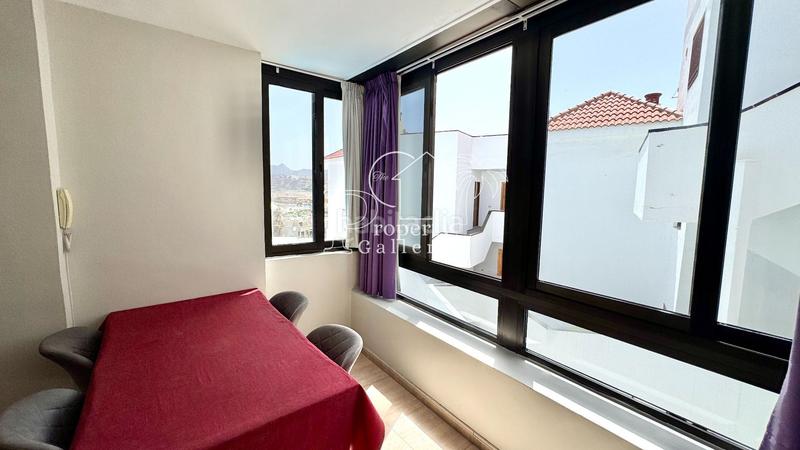Foto 10cde91d-a42a-4ed6-ae4b-c8d5464824f1. Apartamento  en venta en Los Cristianos, tenerife urbanización cerrada con piscina y aparcamiento en Arona