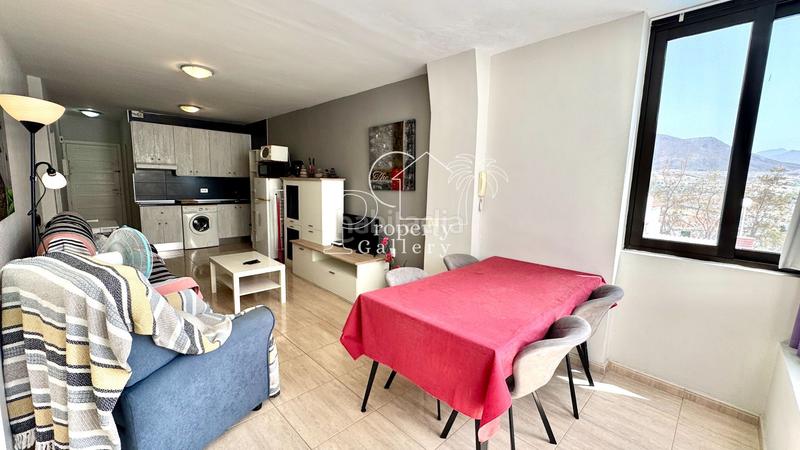 Foto 77a18845-5880-41fa-b411-ab01b3007eb4. Apartamento  en venta en Los Cristianos, tenerife urbanización cerrada con piscina y aparcamiento en Arona