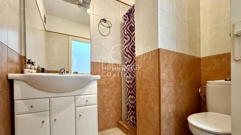 Foto 881b277b-37db-43bf-a5a3-beae73e836f7. Apartamento  en venta en Los Cristianos, tenerife urbanización cerrada con piscina y aparcamiento en Arona