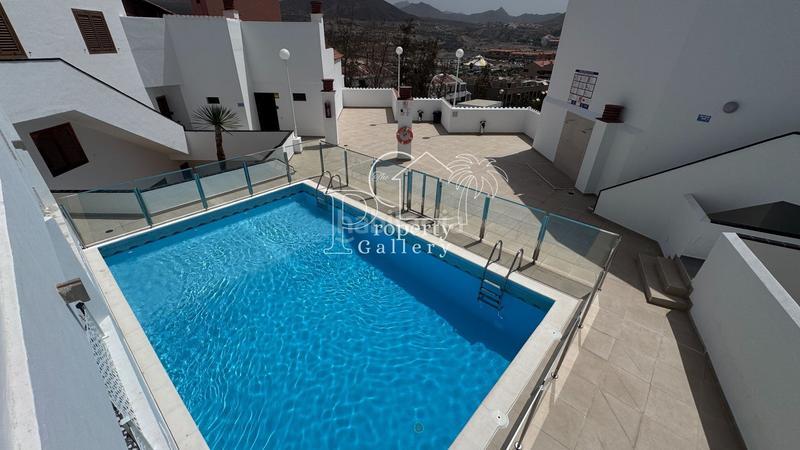 Foto 8f64c6c7-40df-4c82-ac5d-6c86ccc46456. Apartamento  en venta en Los Cristianos, tenerife urbanización cerrada con piscina y aparcamiento en Arona