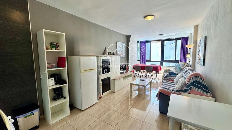 Foto a984dc69-75bb-471a-8823-4116a502a934. Apartamento  en venta en Los Cristianos, tenerife urbanización cerrada con piscina y aparcamiento en Arona