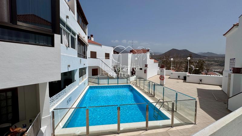 Foto c76b4f55-060c-40fe-83d6-a054bc9caecf. Apartamento  en venta en Los Cristianos, tenerife urbanización cerrada con piscina y aparcamiento en Arona