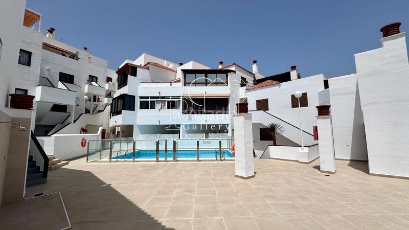 Foto e9fb3e4a-0eef-4f98-b02d-b4cd512b56fd. Apartamento  en venta en Los Cristianos, tenerife urbanización cerrada con piscina y aparcamiento en Arona