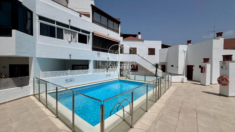 Foto efc35c0d-dc7d-4d2a-aded-1ce7686c4238. Apartamento  en venta en Los Cristianos, tenerife urbanización cerrada con piscina y aparcamiento en Arona