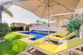Casa a Puerto de Santiago. Moderna villa con vistas al mar, piscina climatizada y licencia