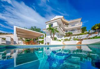 Casa  Lanzarote. Encantadora villa con jardín exuberante, vistas al mar y piscina