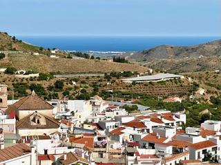 Casa  Carmen. Estilosa casa de pueblo con vistas al mar y alma andaluza en el