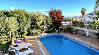 Casa  Avenida  del mediterraneo. Típica villa andaluza con piscina en almuñécar
